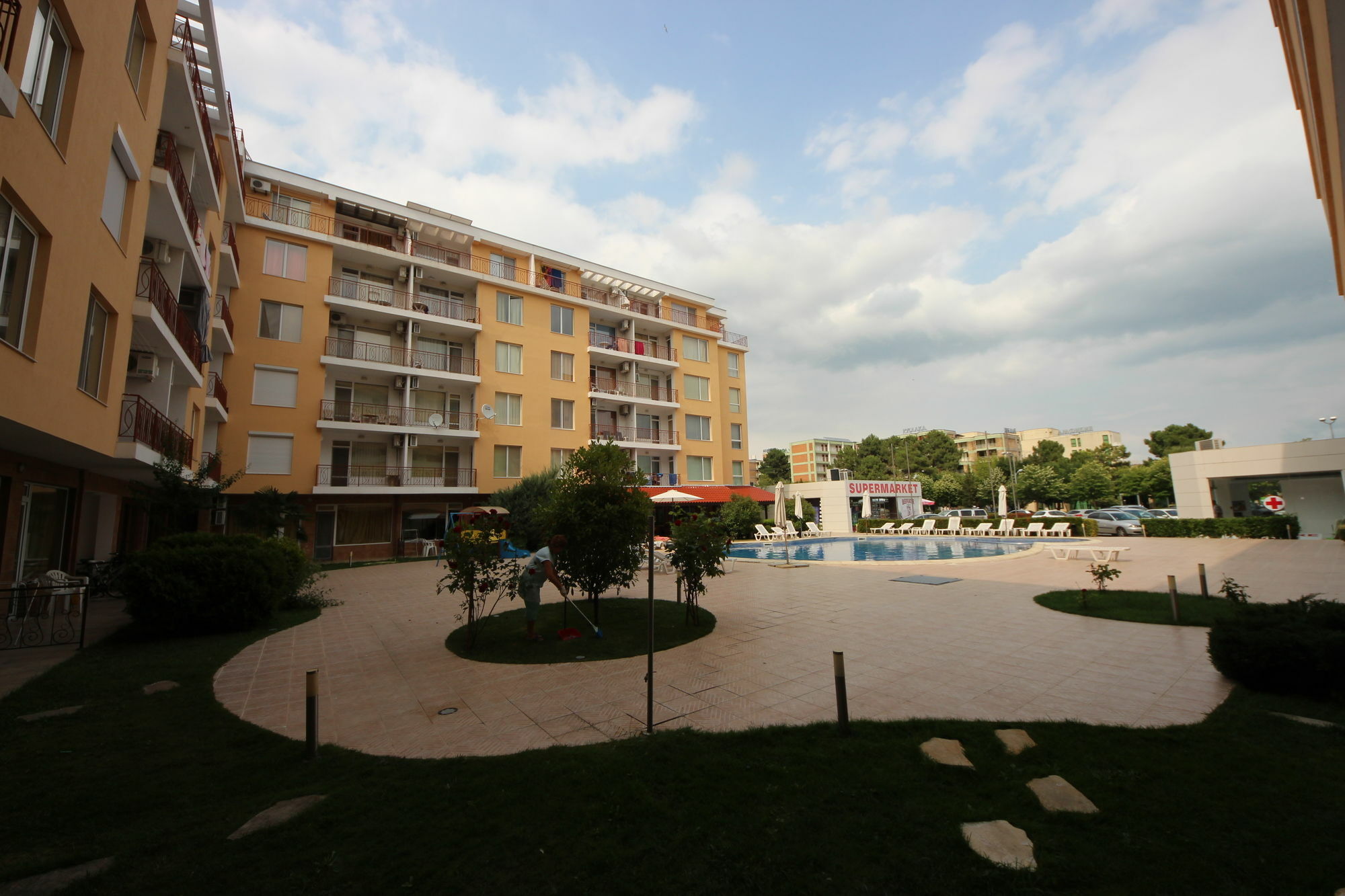 Sunny Day 1 - Menada Apartments Pantai Sunny Bagian luar foto